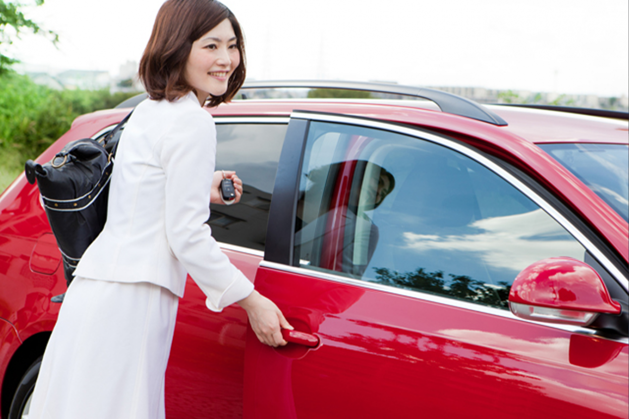 赤い車両と女性